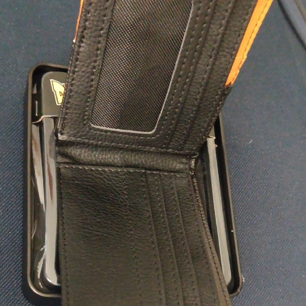 Bioworld Dragon Ball Z Wallet in Black and Orange - Picture 3 of 3
